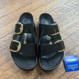 Never worn with tags & box: Birkenstock Arizona Big Buckle in High-Shine Black